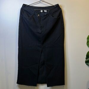 Chic Black Midi Skirt with Front Slit